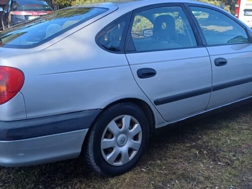 Marque : Toyota Modèle : Avensis Année : 2000 Type de carburant : essence Options : Climatisation